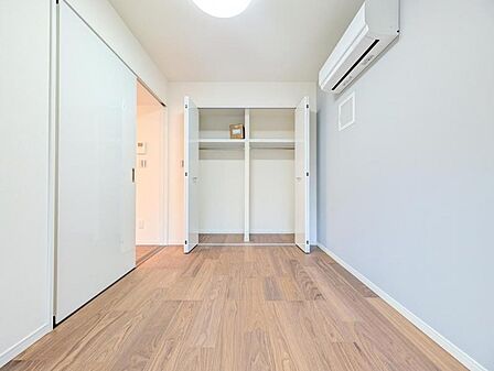 【洋室:4.7帖】 静かな洋室は、仕事にも読書にもぴったり。家族の気配を感じながらも、集中できる“自分時間”を確保できます。