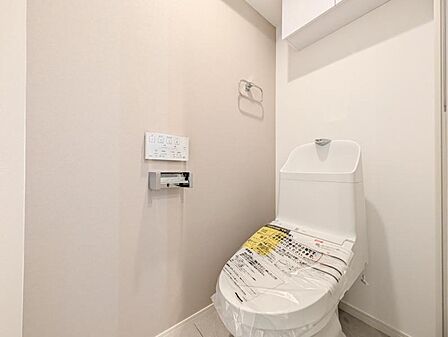 【トイレ】 小さなお子さまも使うトイレだからこそ、掃除のしやすさは大切。床材や壁の素材にも配慮され、日々のメンテナンスがぐっとラクになります。