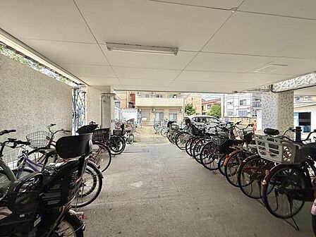 【駐輪場】屋根付きの駐輪スペースがあり、雨の日も安心です。