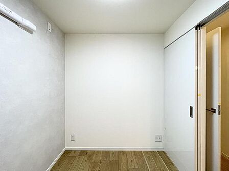 【洋室:4.9帖】明るく落ち着いた雰囲気のお部屋です。