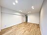 室内：【洋室:10.7帖】リビングのような広々とした洋室。寝室にも趣味の部屋でも自由に使用できる汎用性があります。