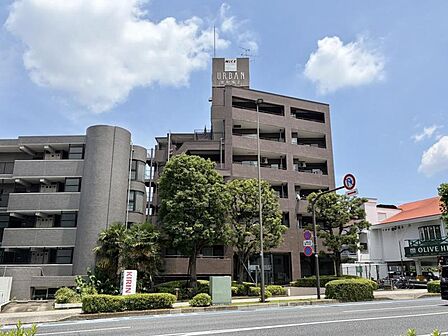 【外観】モダンなデザインが際立つ外観。存在感と品格を兼ね備えたマンションです。