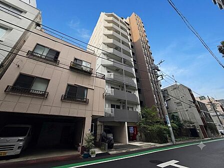 【外観】周囲の街並みと調和する落ち着いた色調。