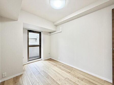 【洋室:5.5帖】主寝室としても十分な広さを確保しています。