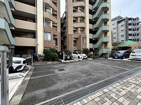 【駐車場】ゆとりを持って駐車できる配置計画。