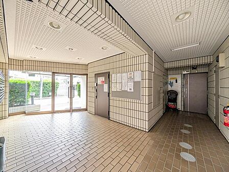 【エントランス】優雅さも感じられる重厚で高級感のあるエントランスです。