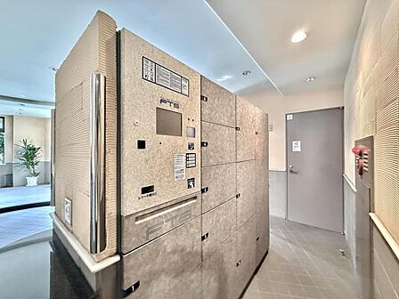 【エントランス】不在がちな方にも嬉しい宅配ボックス付きです。