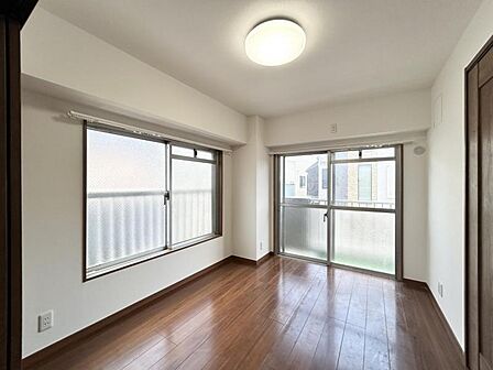 【洋室:6帖】リビングと隣り合う洋室。趣味の部屋にもお子様の部屋にも出来る汎用性があります。