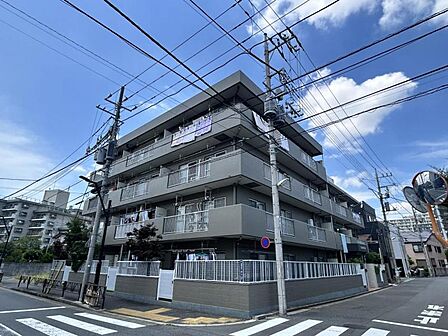 【外観】空へと伸びるシャープなライン。