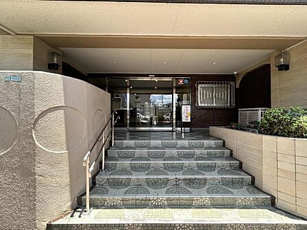 清潔感のあるシンプルな外観が魅力的な物件です。