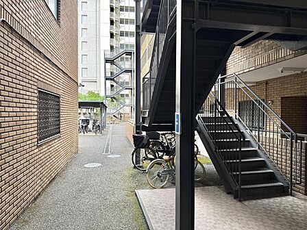 【エントランス】階段も各所ございます
