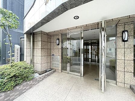 【エントランス】住まいの顔ともいえるエントランスは、上品で洗練された印象に仕上がっています。