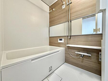 【浴室】疲れた体をしっかりとほぐすことができる安らぎの時間。ゆったりと体を沈められるサイズ感です。