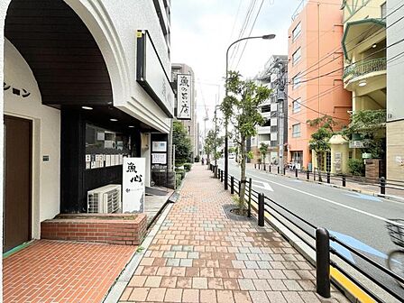 【エントランス】綺麗に整備された歩道。毎日通る道だからこそ嬉しい。