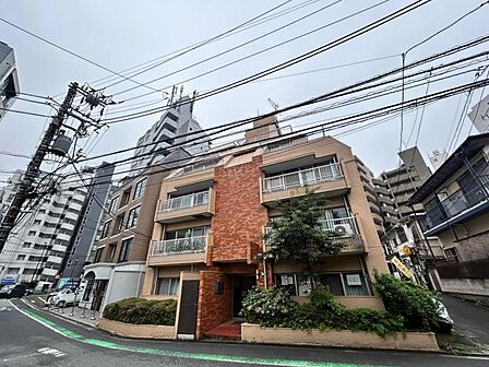【外観】端正なフォルムが印象に残る建物デザイン。