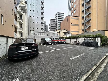 【駐車場】敷地内に確保され、お車を身近に感じられる環境です。