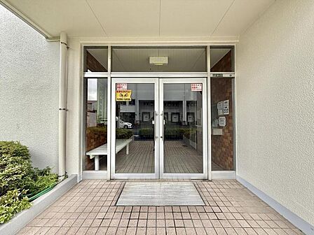 【エントランス】建物の顔となる上品なエントランス。
