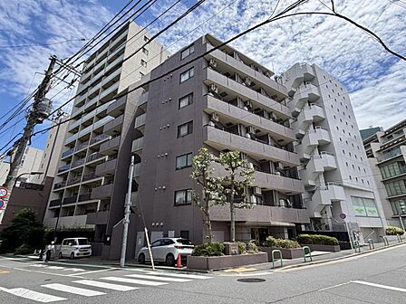 【外観】街並みに溶け込みながらも存在感を放つ外観。