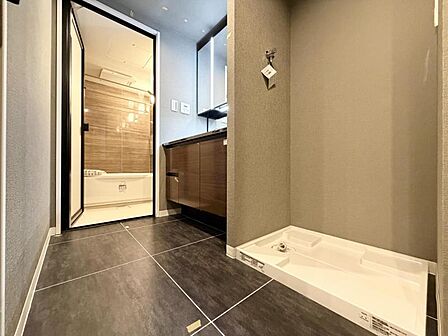 【洗面所】洗面台と洗濯パンが並ぶ洗面所は、家事動線が整った頼れる場所。忙しい朝もストレスフリー。
