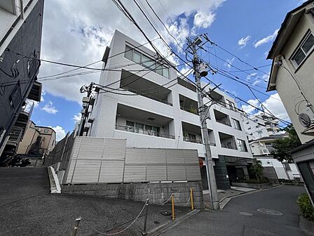 【外観】周囲の街並みと調和する落ち着いた色調。上質な日常を予感させる。