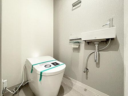 【トイレ】手洗いカウンターがあることで、トイレ空間に余白と落ち着きが生まれます。
