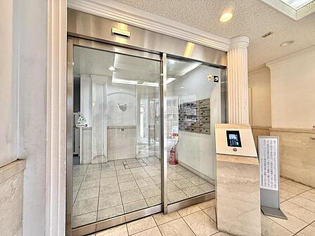 【エントランス】品格を感じさせる共用部の入口部分。