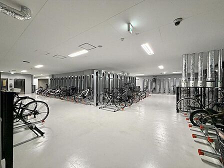 【駐輪場】建物内に整理された駐輪場があり、愛車の保管に便利。
