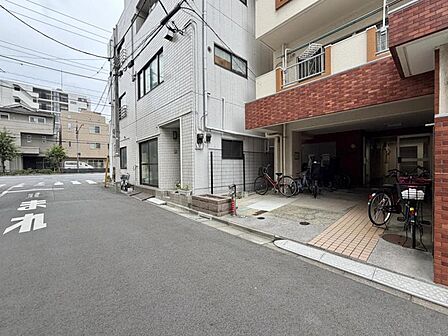 【エントランス】スッキリとした前面道路がもたらす、開放感のある住環境。