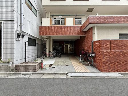 【エントランス】住まいへと続く落ち着いた導入空間。