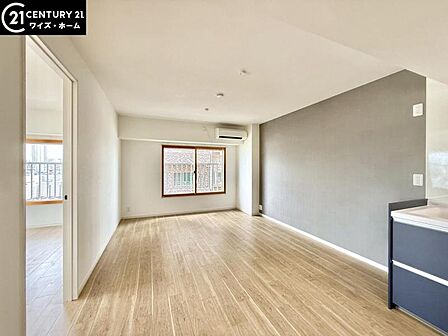 【LDK:13.69帖】 LDKは陽当たり良好、システムキッチン完備で料理も快適。風通しも良く心地よい暮らしが叶う空間です。
