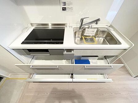 【キッチン】やさしい色合いのキッチンが、暮らしに自然と溶け込む。