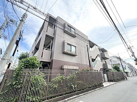 【外観】青空に映える重厚な佇まい。