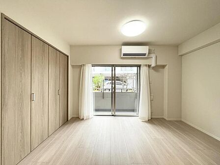 【洋室:6帖】陽光をたっぷりと取り込む明るい住空間。