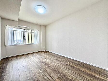 【洋室:8.7帖】 使い方に柔軟性があり、個室としても趣味の部屋としても利用可能です。