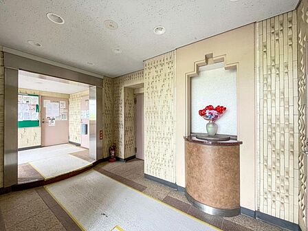 【エントランス】 住民同士の挨拶が飛び交うエントランスは明るく快適で気持ちの良い空間