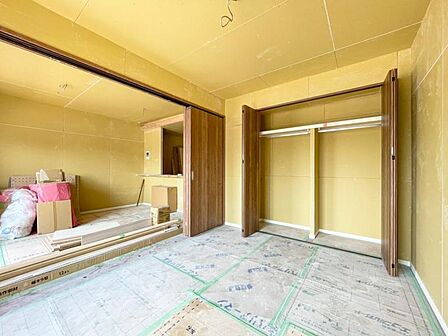 【洋室:6.0帖】 リビングから見守りのしやすい洋室はお子さまの遊び部屋にも適しています。元気に遊ぶお子さまと一緒に寛げる間取りです