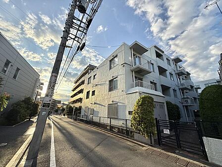 【外観】陽光をたっぷりと取り込む明るい住空間。圧迫感がなく街並みに馴染む落ち着いた佇まい。