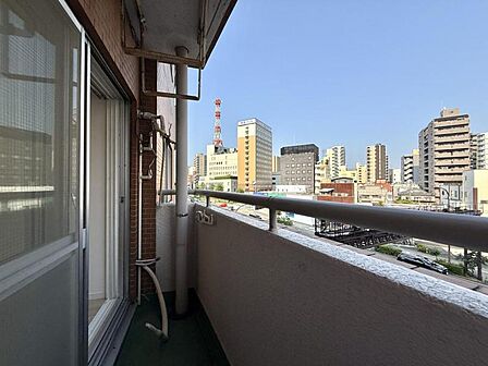 【バルコニー】 陽光をたっぷり浴びられ、リフレッシュの場としても活躍します!