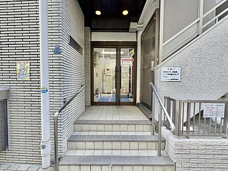 【エントランス】奥行きがあり、道路からの視線も気になりません。