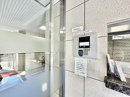 【エントランス】明るく開放感のあるエントランスです