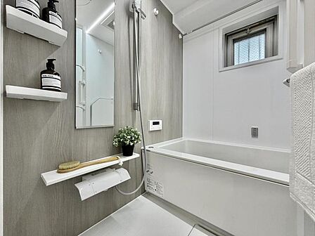 【浴室】一日の疲れを癒してくれるバスルーム。窓付きで換気もいいです