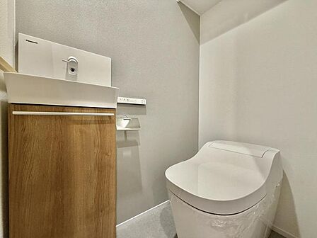 【トイレ】手洗いカウンターがあることで、トイレ空間に余白と落ち着きが生まれます。