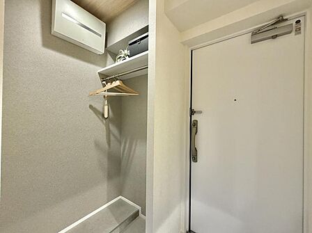 【収納】上部に棚もあり、お出かけの際の必需品バックやアクセサリーなども一緒に収納でき身支度もスムーズです。