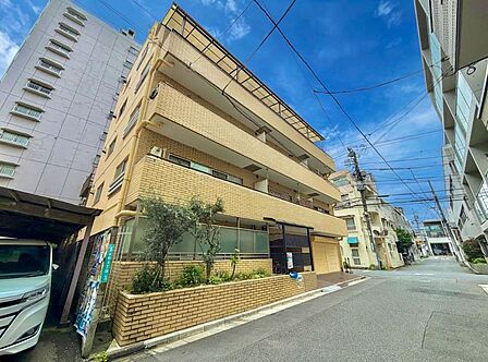 【外観】 陽光をたっぷりと取り込む明るい住空間。圧迫感がなく街並みに馴染む落ち着いた佇まい。