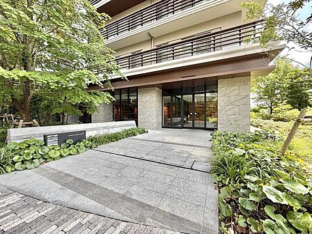 【エントランス】豊かな植栽に包まれたエントランスアプローチ。緑が導く我が家への道。