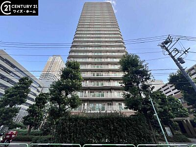 外観：【外観】青空に映える重厚な佇まい。都心の喧騒を忘れさせる端正な外観。