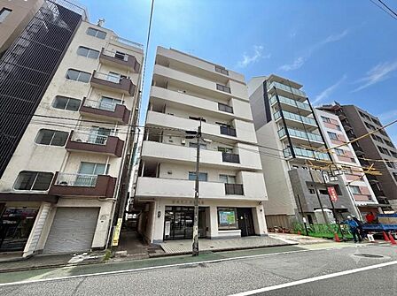 【外観】周囲の街並みと調和する落ち着いた色調。