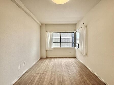 【洋室:8帖】一日の疲れをいやしてくれる主寝室。時を忘れて過ごす場所として過ごせるお部屋です。