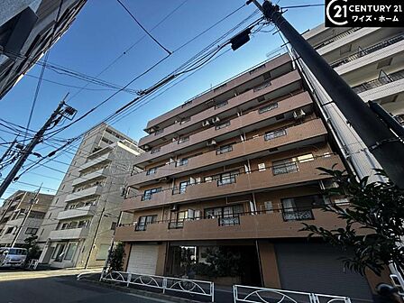 【外観】都心に佇むスマートな外観。洗練された街並みに、静かに映える存在感です。