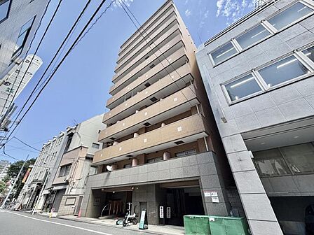 【外観】 閑静な住宅街に佇む、品のあるマンション。街の空気に溶け込む、穏やかな佇まいです。